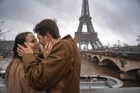 Les meilleures poses photo de couple 2 promenade à Paris par temps de pluie