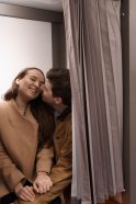 Les meilleures poses photo de couple 7 dans le métro à Paris