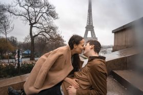 Les meilleures poses photo de couple 3 promenade à Paris par temps de pluie
