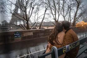 Les meilleures poses photo de couple 1 promenade à Paris par temps de pluie